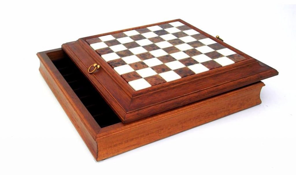 Schachensemble „Französischer Stil“ Schachbrett aus Holz Massiv und Spielbrett aus Alabaster mit