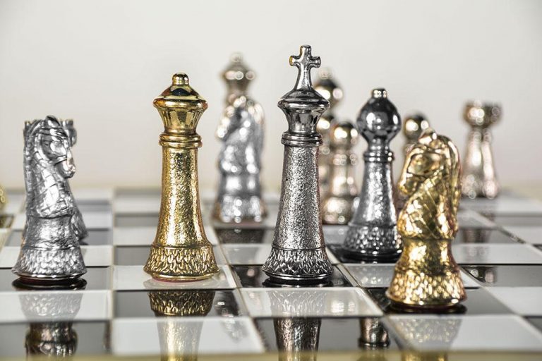 Schachensemble "Staunton Design II" Große Schachfiguren aus Metall Gold