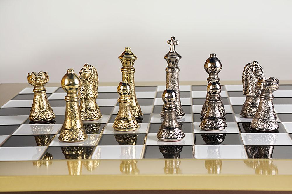Gold König Schach Stück Gewinn über liegend Silber Team auf