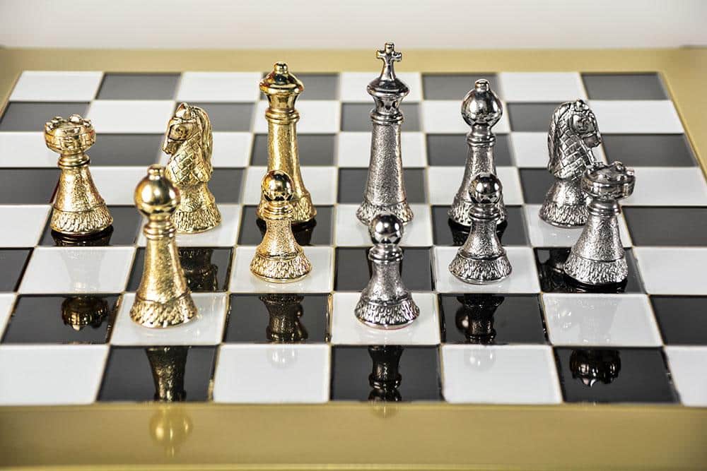 Gold König Schachstück gewinnen über liegend Silber König mit
