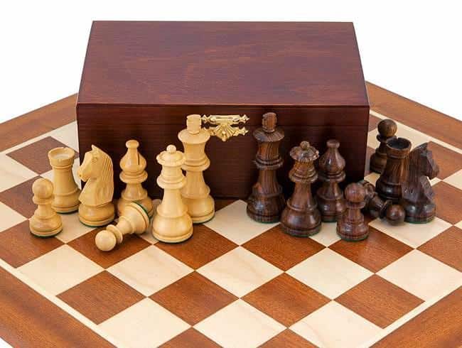 Schach - Brettkasten aus Muschelahorn mit Hornfiguren (weltweit