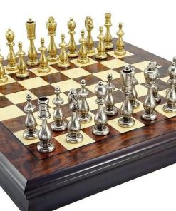 Schachbretter und Schachfiguren aus Metall