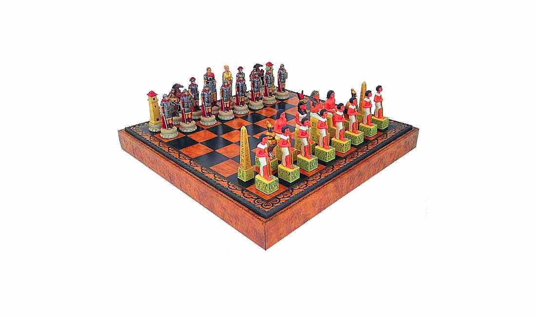Schachspiel Alte ägyptische Pharaonenfiguren und Schachbrett mit Mosaikmuster 