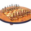 Schachensemble "Stilisiert" Rundes Schachbrett mit Standfüßen aus Bruyère- und Ulmenholz & Schachfiguren aus Holz und Messing