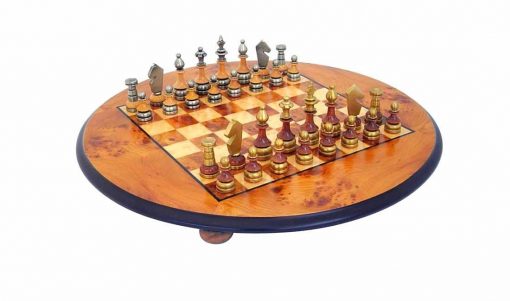 Schachensemble "Stilisiert" Rundes Schachbrett mit Standfüßen aus Bruyère- und Ulmenholz & Schachfiguren aus Holz und Messing